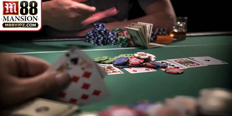 Poker Omaha yêu cầu kết hợp 2 lá trong tay với 3 quân chung để tạo bộ bài mạnh